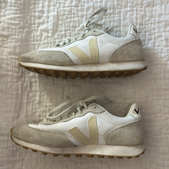 Veja sneakers size 8 women’s - Picture 3 of 5